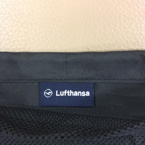 Lufthansa Toiletry Bag - Picture 9 of 9
